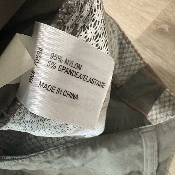 Orvis  Olive Cargo Shorts - Picture 3 of 4